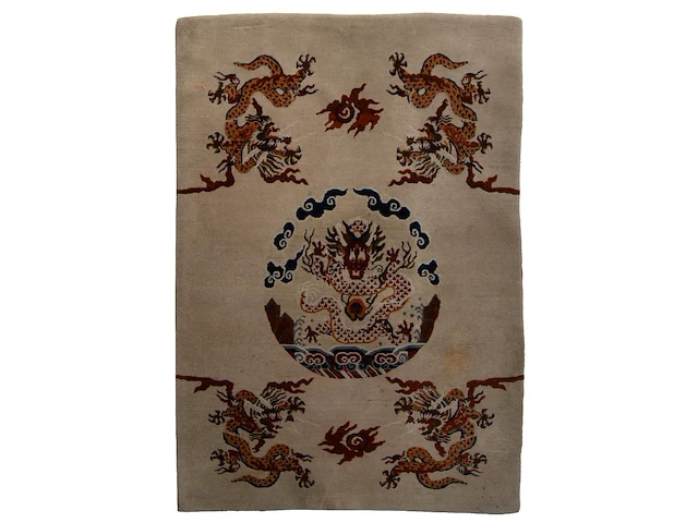 A sino-tibetan/mongolian 'dragon medallion' woollen rug on ivory ground, 20thc 175.5 x 122 cm. (69.09 x 48.03 in.) - afbeelding 1 van  6