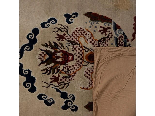 A sino-tibetan/mongolian 'dragon medallion' woollen rug on ivory ground, 20thc 175.5 x 122 cm. (69.09 x 48.03 in.) - afbeelding 3 van  6