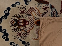 A sino-tibetan/mongolian 'dragon medallion' woollen rug on ivory ground, 20thc 175.5 x 122 cm. (69.09 x 48.03 in.) - afbeelding 3 van  6