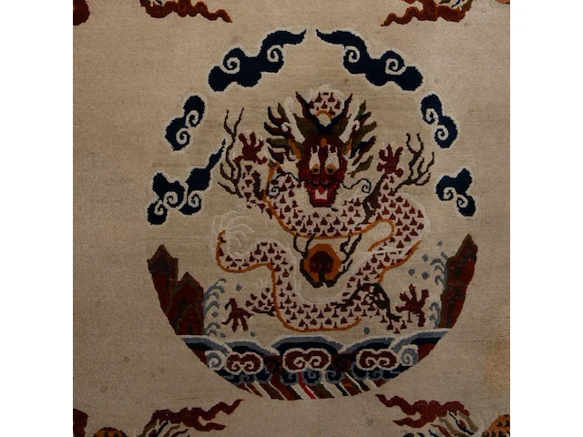 A sino-tibetan/mongolian 'dragon medallion' woollen rug on ivory ground, 20thc 175.5 x 122 cm. (69.09 x 48.03 in.) - afbeelding 4 van  6