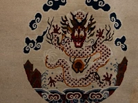 A sino-tibetan/mongolian 'dragon medallion' woollen rug on ivory ground, 20thc 175.5 x 122 cm. (69.09 x 48.03 in.) - afbeelding 4 van  6