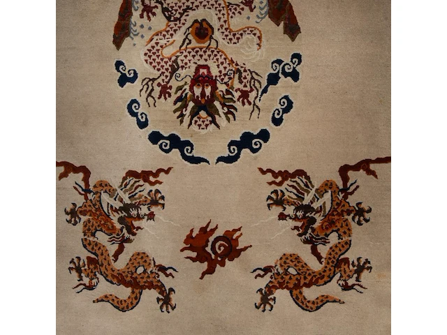 A sino-tibetan/mongolian 'dragon medallion' woollen rug on ivory ground, 20thc 175.5 x 122 cm. (69.09 x 48.03 in.) - afbeelding 5 van  6