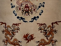 A sino-tibetan/mongolian 'dragon medallion' woollen rug on ivory ground, 20thc 175.5 x 122 cm. (69.09 x 48.03 in.) - afbeelding 5 van  6