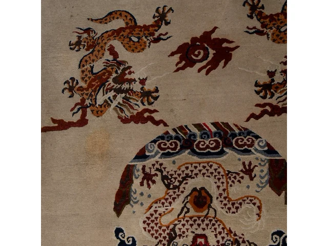 A sino-tibetan/mongolian 'dragon medallion' woollen rug on ivory ground, 20thc 175.5 x 122 cm. (69.09 x 48.03 in.) - afbeelding 6 van  6