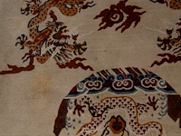 A sino-tibetan/mongolian 'dragon medallion' woollen rug on ivory ground, 20thc 175.5 x 122 cm. (69.09 x 48.03 in.) - afbeelding 6 van  6