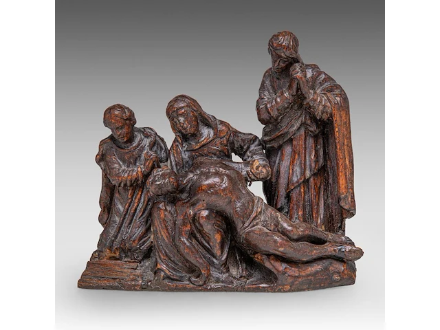 A small carved walnut pieta group, 18thc 14 x 15 cm. (5.50 x 5.91 in.) - afbeelding 1 van  6