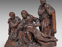 A small carved walnut pieta group, 18thc 14 x 15 cm. (5.50 x 5.91 in.)