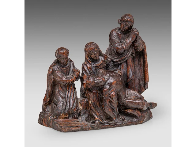 A small carved walnut pieta group, 18thc 14 x 15 cm. (5.50 x 5.91 in.) - afbeelding 6 van  6