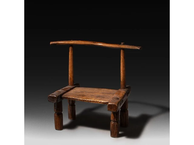 A small wooden gba circumcision chair, baoulé people, ivory coast 40.5 x 27.5 x 25 cm. (15.93 x 10.83 x 9.83 in.) - afbeelding 1 van  5