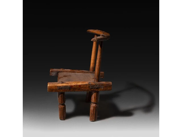 A small wooden gba circumcision chair, baoulé people, ivory coast 40.5 x 27.5 x 25 cm. (15.93 x 10.83 x 9.83 in.) - afbeelding 2 van  5