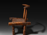 A small wooden gba circumcision chair, baoulé people, ivory coast 40.5 x 27.5 x 25 cm. (15.93 x 10.83 x 9.83 in.) - afbeelding 2 van  5