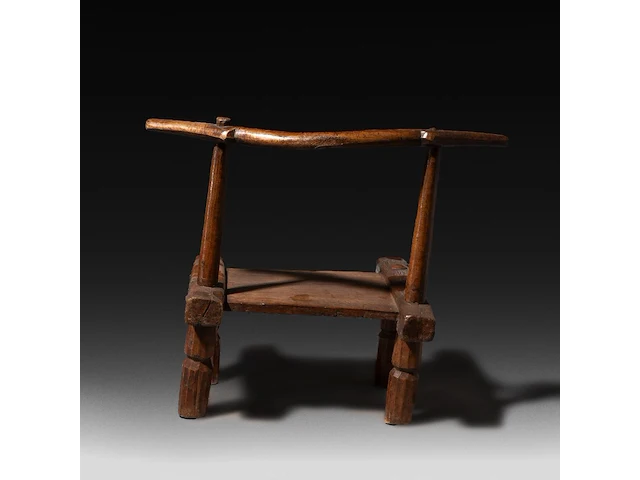 A small wooden gba circumcision chair, baoulé people, ivory coast 40.5 x 27.5 x 25 cm. (15.93 x 10.83 x 9.83 in.) - afbeelding 3 van  5