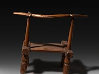 A small wooden gba circumcision chair, baoulé people, ivory coast 40.5 x 27.5 x 25 cm. (15.93 x 10.83 x 9.83 in.) - afbeelding 3 van  5