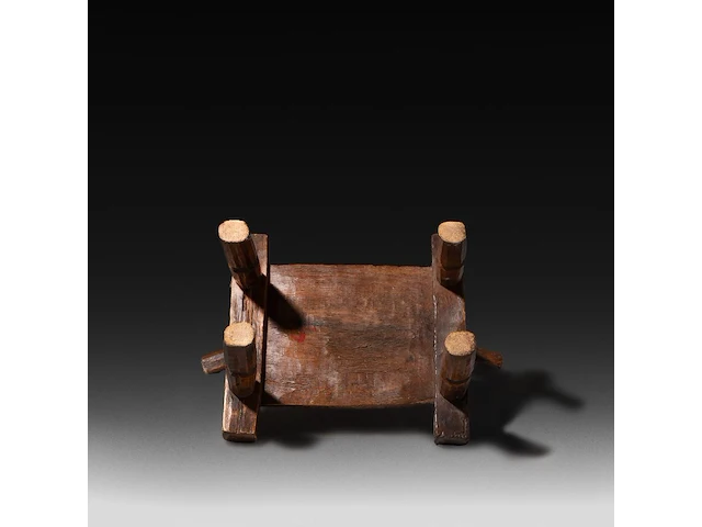 A small wooden gba circumcision chair, baoulé people, ivory coast 40.5 x 27.5 x 25 cm. (15.93 x 10.83 x 9.83 in.) - afbeelding 4 van  5