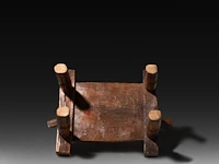 A small wooden gba circumcision chair, baoulé people, ivory coast 40.5 x 27.5 x 25 cm. (15.93 x 10.83 x 9.83 in.) - afbeelding 4 van  5