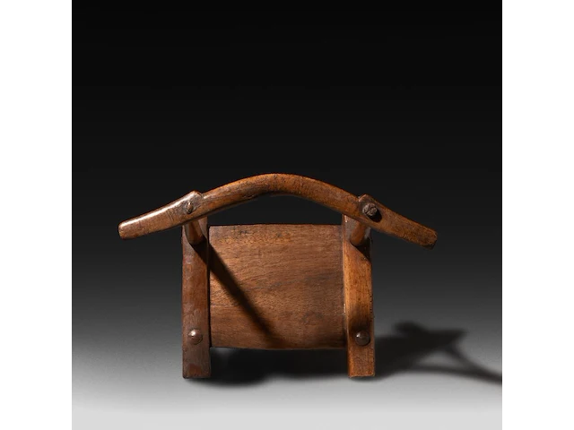 A small wooden gba circumcision chair, baoulé people, ivory coast 40.5 x 27.5 x 25 cm. (15.93 x 10.83 x 9.83 in.) - afbeelding 5 van  5