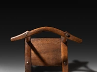A small wooden gba circumcision chair, baoulé people, ivory coast 40.5 x 27.5 x 25 cm. (15.93 x 10.83 x 9.83 in.) - afbeelding 5 van  5