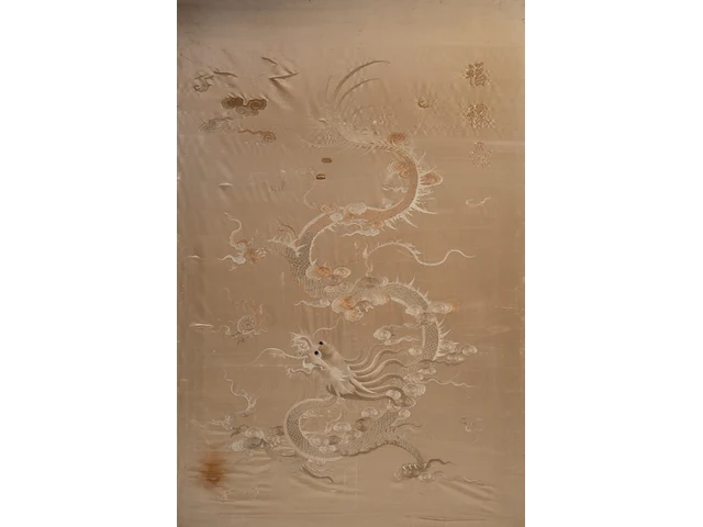 A south-chinese 'dragon' silk embroidery in a golden tone, including an inscription, 19thc, framed 200 x 140 cm - afbeelding 1 van  5