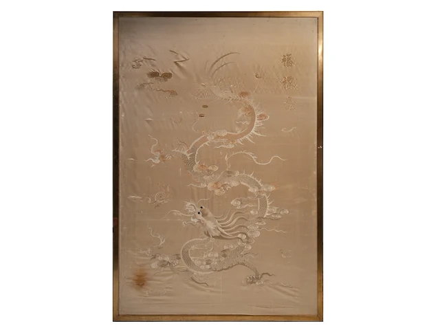 A south-chinese 'dragon' silk embroidery in a golden tone, including an inscription, 19thc, framed 200 x 140 cm - afbeelding 2 van  5
