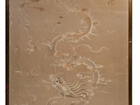A south-chinese 'dragon' silk embroidery in a golden tone, including an inscription, 19thc, framed 200 x 140 cm - afbeelding 2 van  5