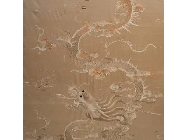 A south-chinese 'dragon' silk embroidery in a golden tone, including an inscription, 19thc, framed 200 x 140 cm - afbeelding 4 van  5