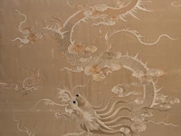 A south-chinese 'dragon' silk embroidery in a golden tone, including an inscription, 19thc, framed 200 x 140 cm - afbeelding 4 van  5