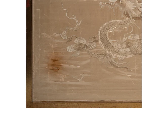 A south-chinese 'dragon' silk embroidery in a golden tone, including an inscription, 19thc, framed 200 x 140 cm - afbeelding 5 van  5