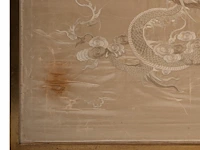 A south-chinese 'dragon' silk embroidery in a golden tone, including an inscription, 19thc, framed 200 x 140 cm - afbeelding 5 van  5
