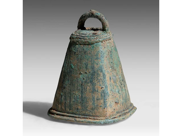A south chinese/vietnamese bronze bell, dong-son culture (800 bc – 200 ad), h 9,5 cm - afbeelding 1 van  7