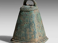 A south chinese/vietnamese bronze bell, dong-son culture (800 bc – 200 ad), h 9,5 cm
