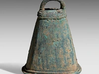 A south chinese/vietnamese bronze bell, dong-son culture (800 bc – 200 ad), h 9,5 cm - afbeelding 2 van  7