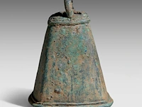 A south chinese/vietnamese bronze bell, dong-son culture (800 bc – 200 ad), h 9,5 cm - afbeelding 3 van  7