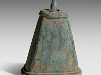 A south chinese/vietnamese bronze bell, dong-son culture (800 bc – 200 ad), h 9,5 cm - afbeelding 5 van  7