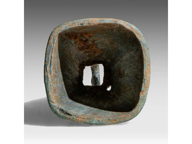 A south chinese/vietnamese bronze bell, dong-son culture (800 bc – 200 ad), h 9,5 cm - afbeelding 6 van  7