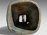 A south chinese/vietnamese bronze bell, dong-son culture (800 bc – 200 ad), h 9,5 cm - afbeelding 6 van  7