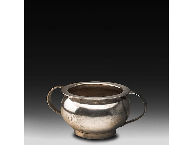 A spanish or south american double-handled silver chamber pot, 19thc, weight: ca. 1200 g 12 x 19 cm. (4.71 x 7.48 in.) - afbeelding 1 van  5