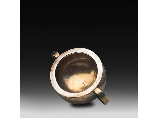 A spanish or south american double-handled silver chamber pot, 19thc, weight: ca. 1200 g 12 x 19 cm. (4.71 x 7.48 in.) - afbeelding 4 van  5