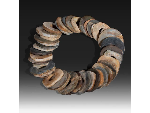 A string of chinese archaic jade plaques and bi-discs, late neolithic period, largest ø 6,5 cm - afbeelding 1 van  3