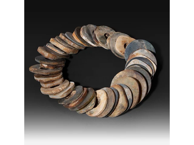 A string of chinese archaic jade plaques and bi-discs, late neolithic period, largest ø 6,5 cm - afbeelding 2 van  3