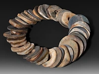 A string of chinese archaic jade plaques and bi-discs, late neolithic period, largest ø 6,5 cm - afbeelding 2 van  3