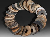 A string of chinese archaic jade plaques and bi-discs, late neolithic period, largest ø 6,5 cm - afbeelding 3 van  3