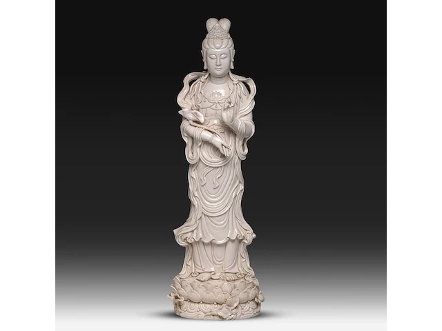 A tall chinese blanc-de-chine standing guanyin, marked wu mu sen, 20thc, total h 97,5 cm - afbeelding 1 van  11