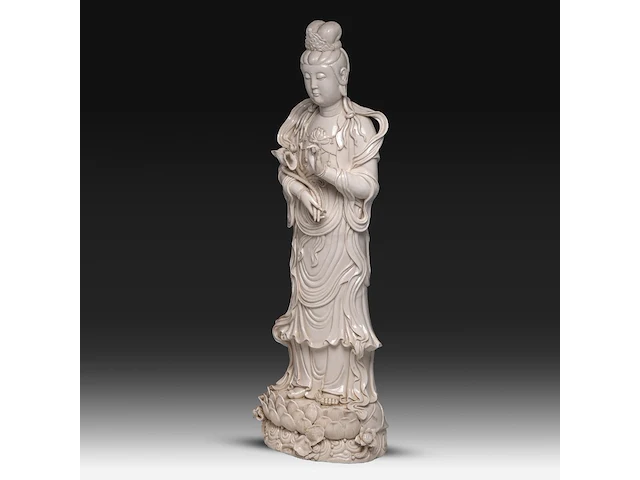 A tall chinese blanc-de-chine standing guanyin, marked wu mu sen, 20thc, total h 97,5 cm - afbeelding 4 van  11