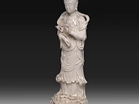 A tall chinese blanc-de-chine standing guanyin, marked wu mu sen, 20thc, total h 97,5 cm - afbeelding 4 van  11