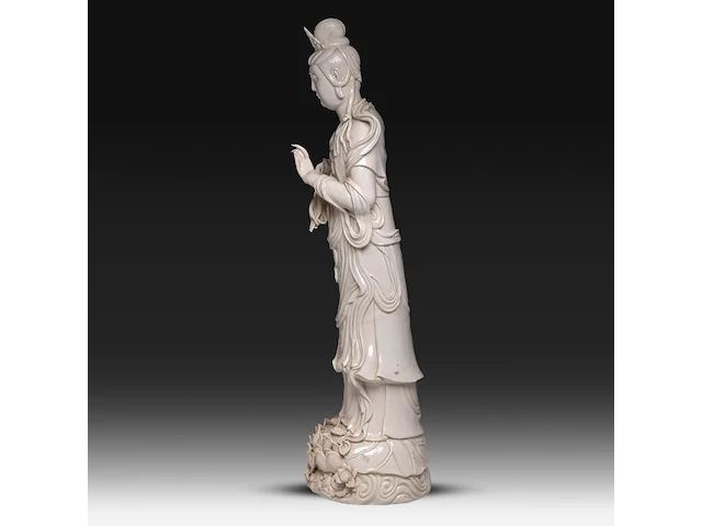 A tall chinese blanc-de-chine standing guanyin, marked wu mu sen, 20thc, total h 97,5 cm - afbeelding 5 van  11