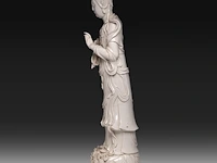 A tall chinese blanc-de-chine standing guanyin, marked wu mu sen, 20thc, total h 97,5 cm - afbeelding 5 van  11