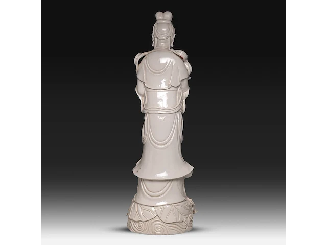 A tall chinese blanc-de-chine standing guanyin, marked wu mu sen, 20thc, total h 97,5 cm - afbeelding 6 van  11