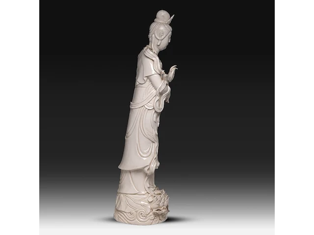 A tall chinese blanc-de-chine standing guanyin, marked wu mu sen, 20thc, total h 97,5 cm - afbeelding 7 van  11