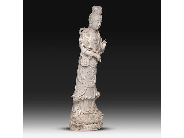 A tall chinese blanc-de-chine standing guanyin, marked wu mu sen, 20thc, total h 97,5 cm - afbeelding 8 van  11