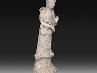 A tall chinese blanc-de-chine standing guanyin, marked wu mu sen, 20thc, total h 97,5 cm - afbeelding 8 van  11